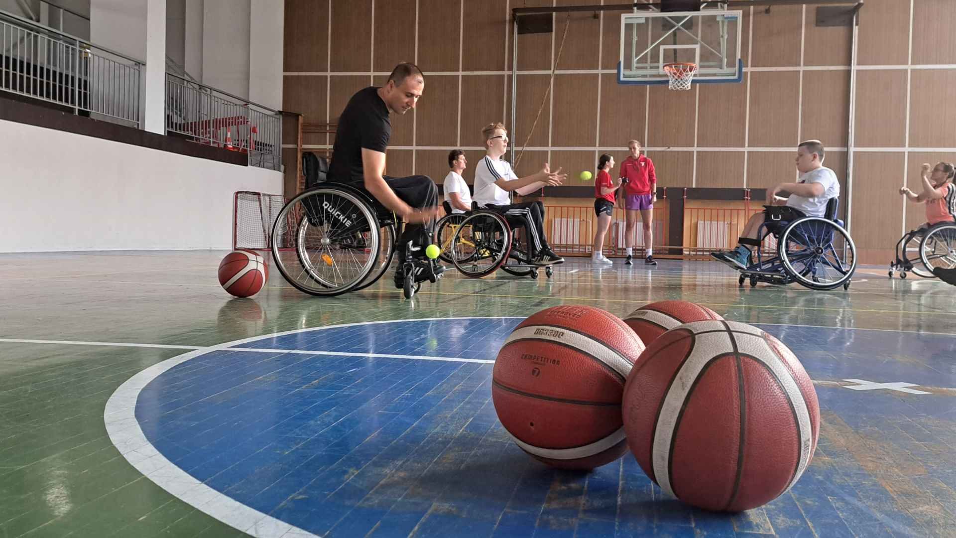 Aj z vozíka sa dá trafiť do basketbalového koša