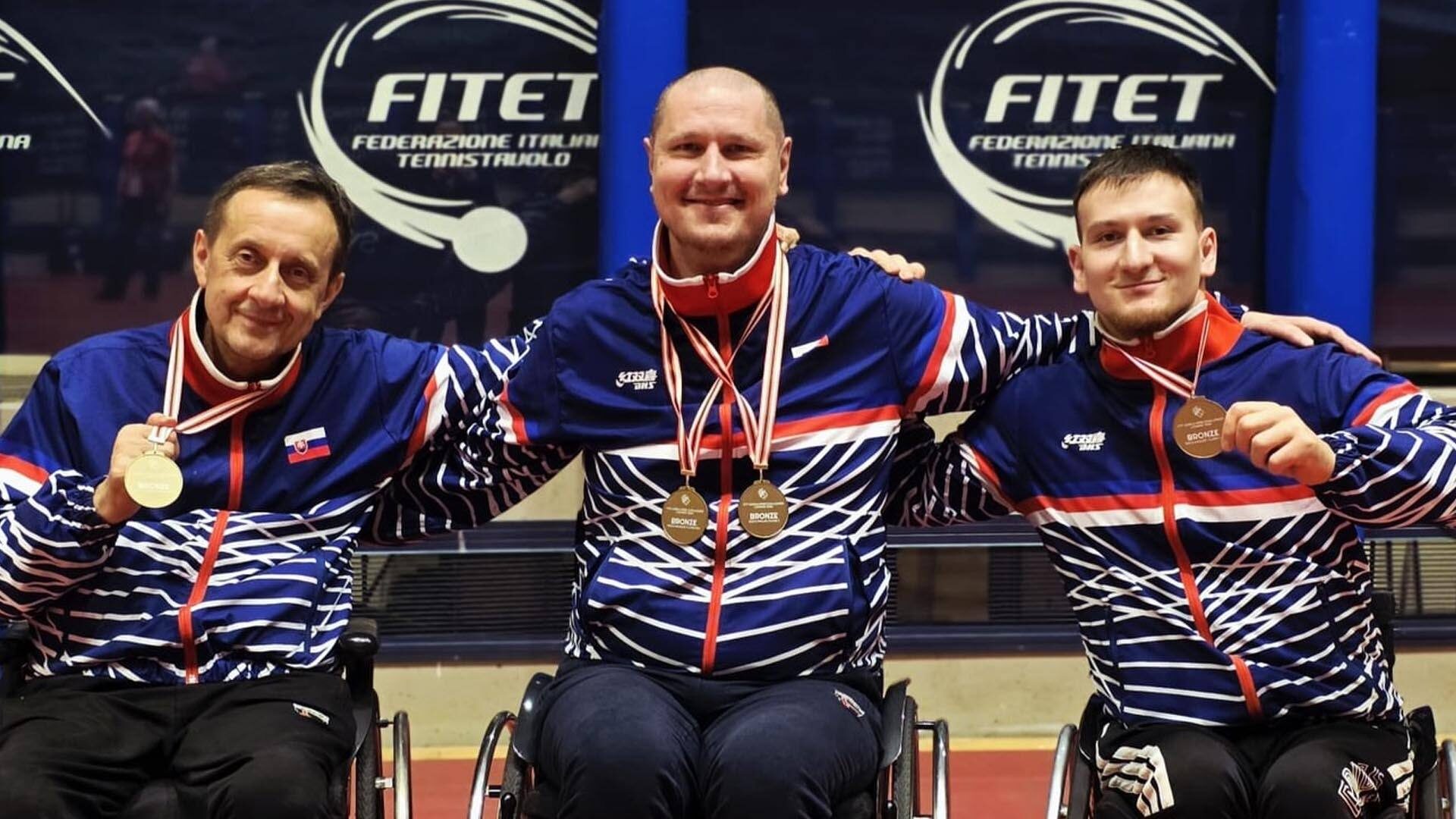 Parastolní tenisti priviezli z úvodného turnaja sezóny tri bronzy